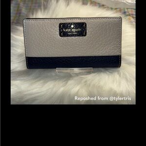 💙💙Kate Spade Navy and White Wallet